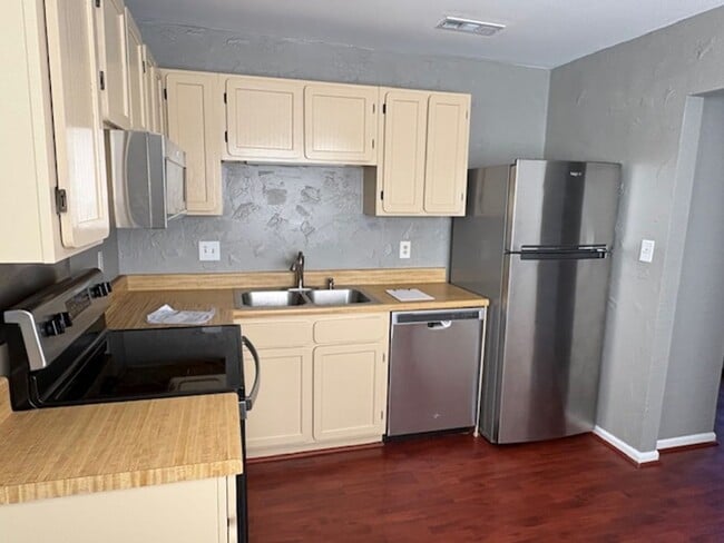 Building Photo - Start your Next Chapter!!! 2nd Floor Condo, Close to Shopping and Dining!!!