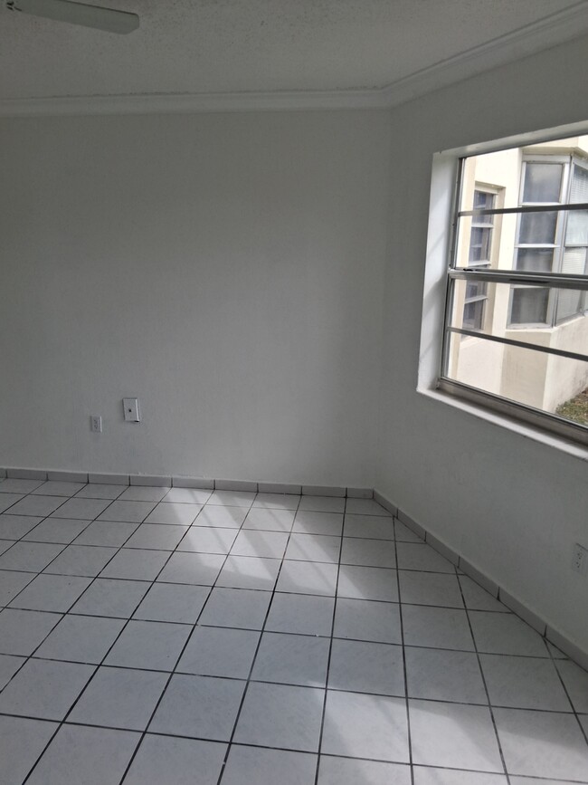 Photo - 1605 NE Miami Gardens Dr Unit 105