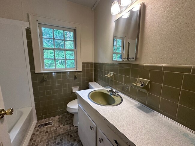 Photo - 2 Bedrooms, 1 Bathroom - House in West Rome!