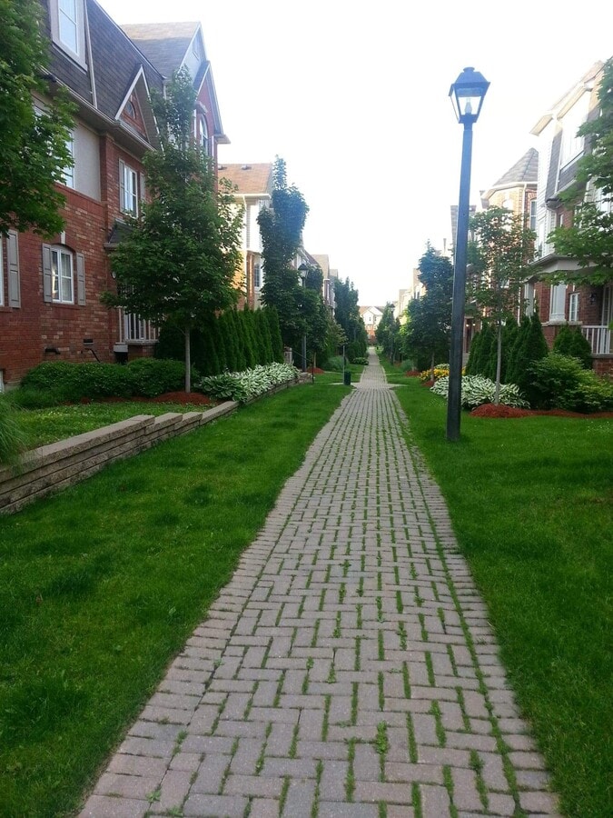 Photo - 784 Neighbourhood Cir