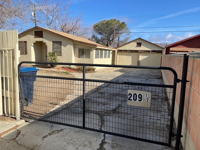 Tehachapi City 3+1 car garage & fenced yard - Tehachapi City 3+1 car garage & fenced yard House