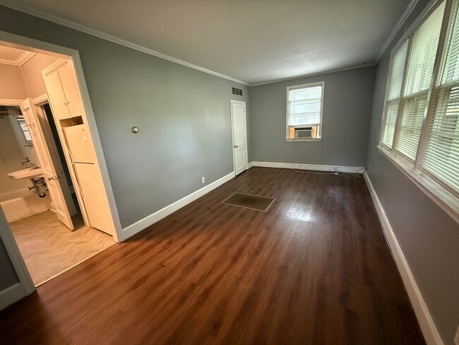 Photo - 202 E 11th St SE Unit Apt