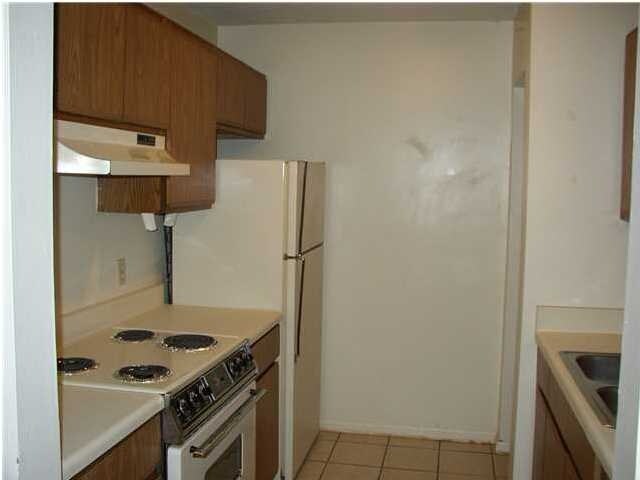 Kitchen - 130 E Nine Mile Rd Apartments