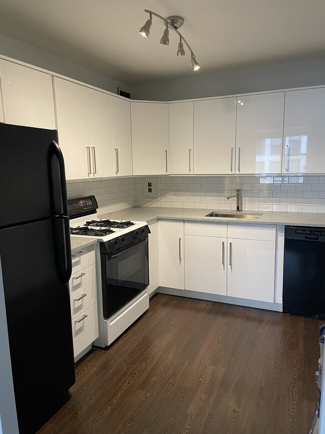 Photo - 253 E Delaware Pl Unit 13B