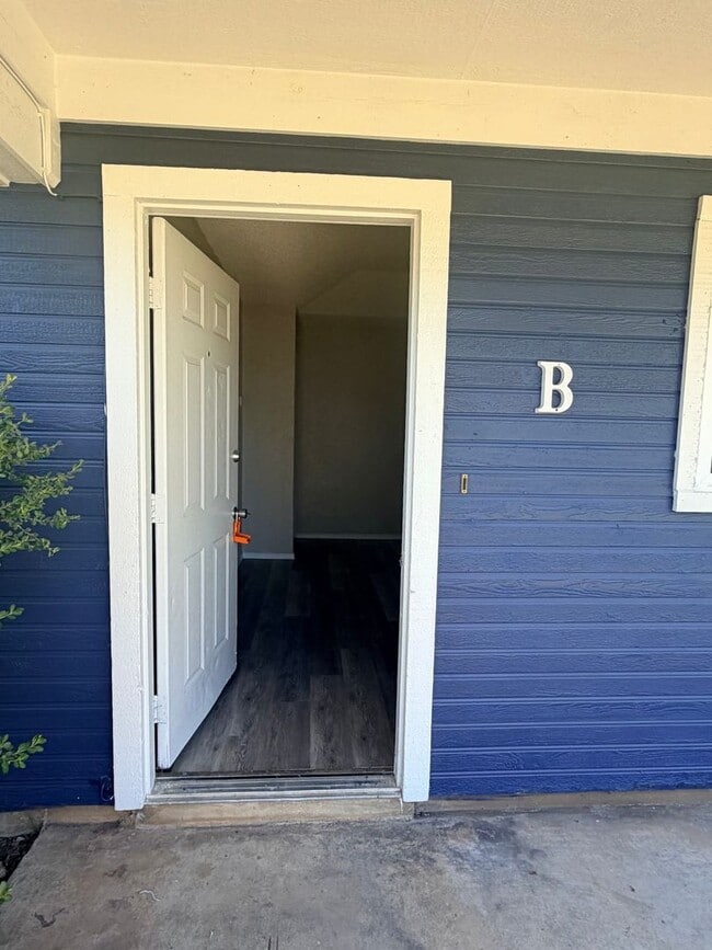 Building Photo - Newly Updated & Move-In Ready!! 2 bedroom 1 bath house in Lake Worth