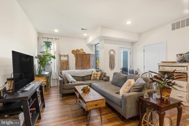 Photo - 2411 Kensington Ave Apartment Unit 307