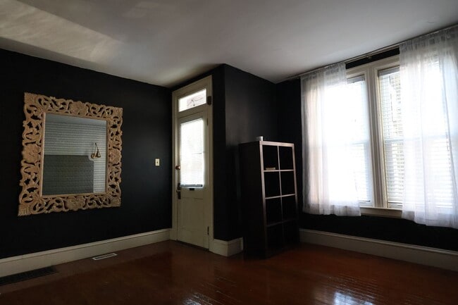 Building Photo - 220 W Chestnut St Unit Apt 1
