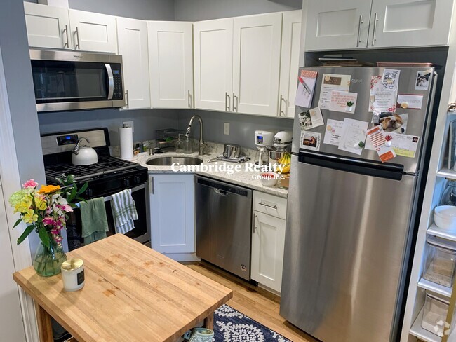 Building Photo - 97 Munroe St Unit 3A Rental