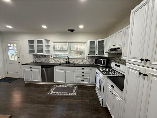 Photo - 1140 Goodwin Pl NE