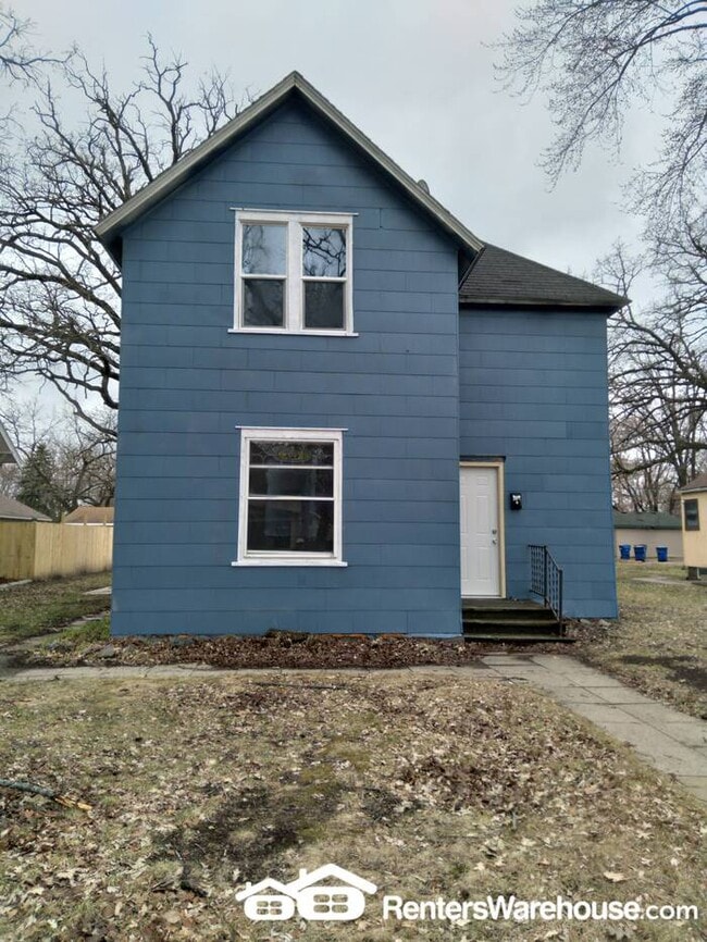 Building Photo - One Bedroom, One Bath Upper Level Unit in ...
