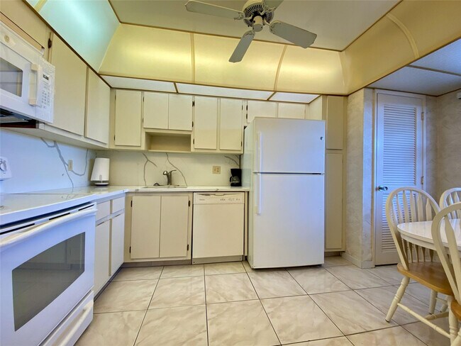Photo - 4015 W Palm Aire Dr Unit 805