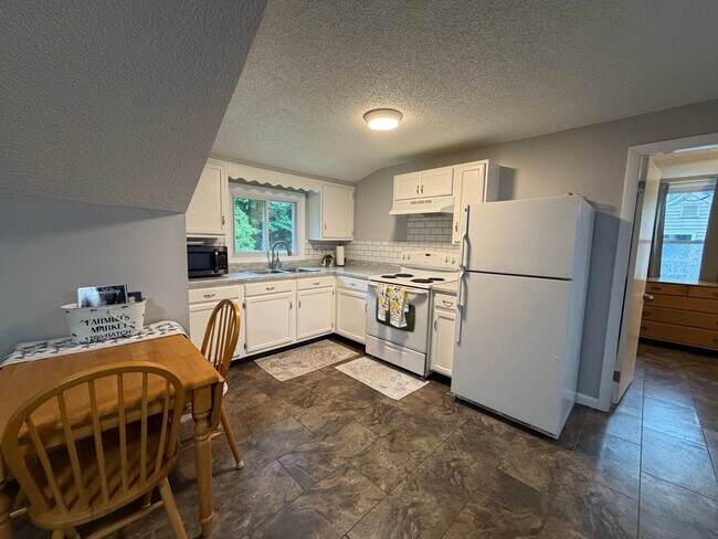 Photo - 36 Edgemont Ave Unit Upstairs