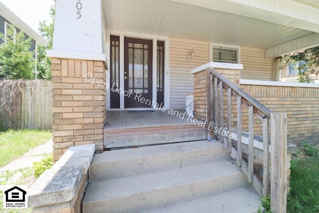 Photo - 2005 Bayer Ave Unit 2005 1/2 Bayer Ave