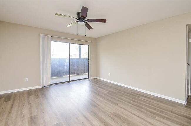 Building Photo - 3075 Walnut Bend Ln Unit 23