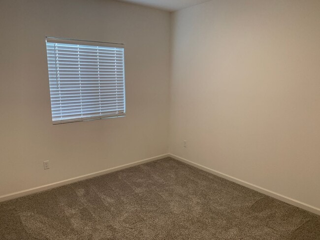 Photo - 810 Holdenhurst Ln