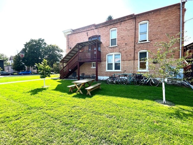 Photo - Light Filled Top Floor 1 Bedroom in Unbeatable Hip Strip Location! Unidad B201