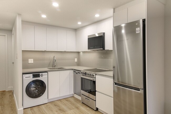 Building Photo - 3460 Rue Durocher Unit 308