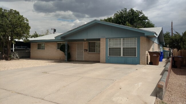 Photo - 4/2 Home with a backyard!