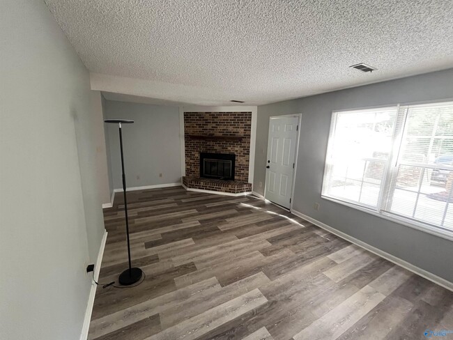 Photo - 317 Chateau Dr SW