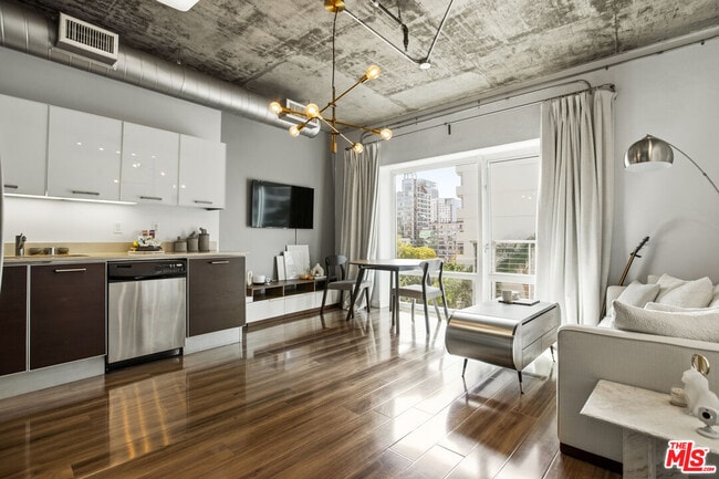 645 W 9th St Unit 529