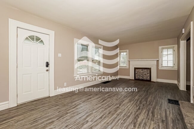 Photo - 795 Carlysle St