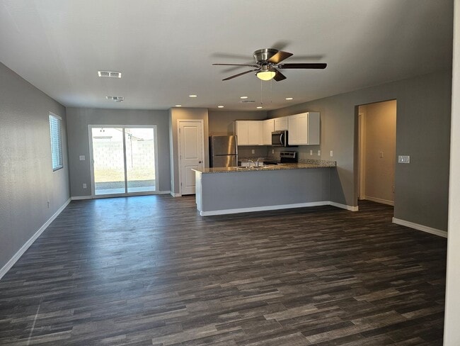 Photo - SHORT/LONG TERM /FREE RENT CALL FOR DETAILS