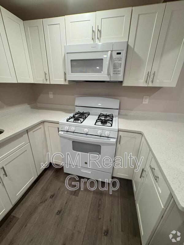 Building Photo - 32 Hartwell St Unit B Rental