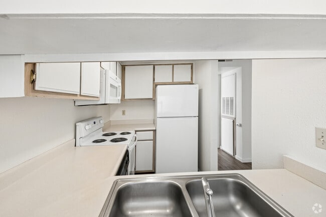 1BR, 1BA - 550SF - Kitchen - Summerfield Apartments