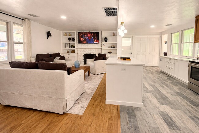 Photo - 553 W Center St