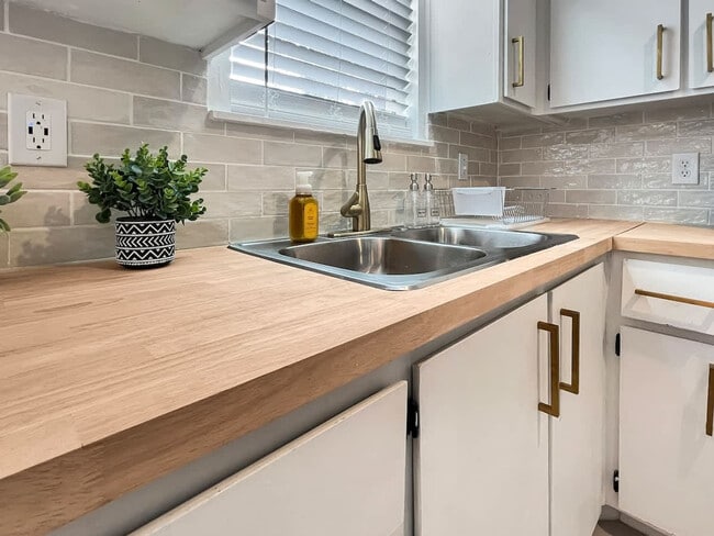 216 Pinecrest Pl Unit SI ID1244792P