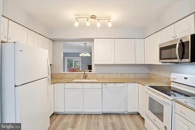 Photo - 6105 Castletown Way