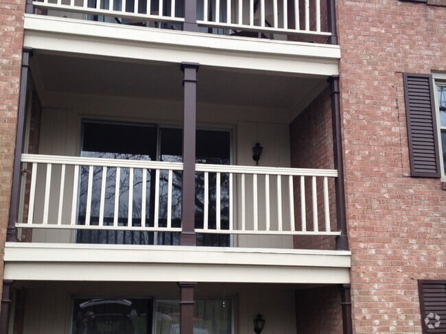 Building Photo - 991 Manor Ln Unit q Rental