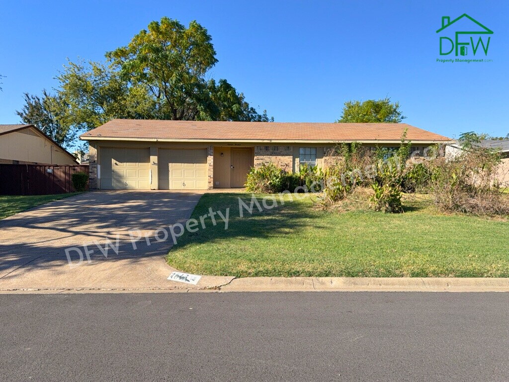 Spacious 3-Bedroom Home for Lease with Large Fenced Backyard in Quiet Benbrook Neighborhood - Spacious 3-Bedroom Home for Lease with Large Fenced Backyard in Quiet Benbrook Neighborhood