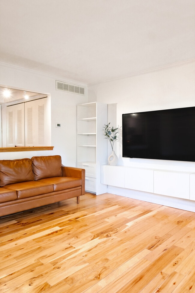 Photo - 531 Longshore Dr