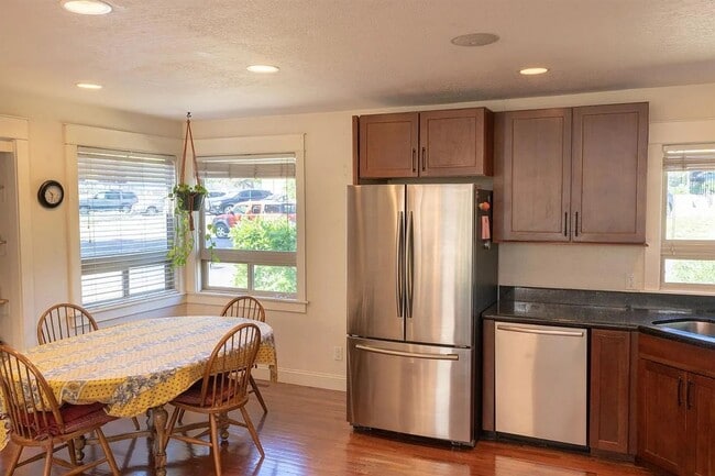 Photo - 700 Helman St