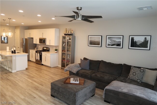 Photo - 572 Pear Lake St