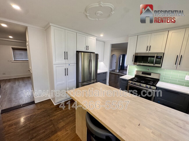 Building Photo - 2618 N 72nd St Unit Upper