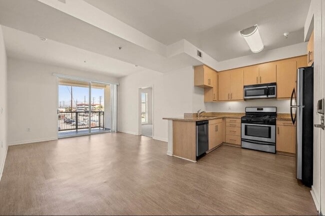 Photo - 5251 Vineland Ave