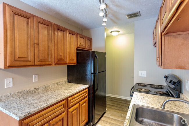 2BR, 1BA - 900SF