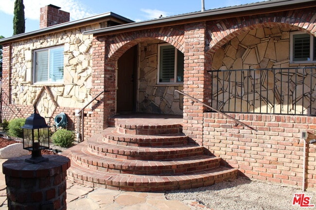 Building Photo - 12318 San Fernando Rd Rental