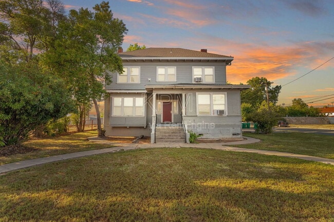 Building Photo - 121 E Lockeford St Unit 2