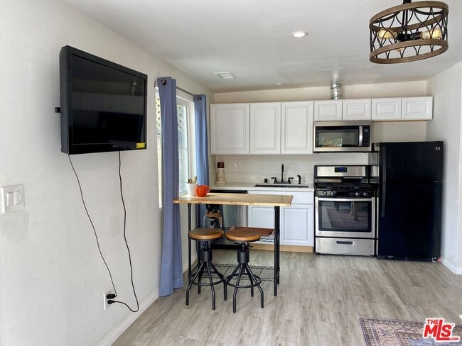 Photo - 4853 Canoga Ave