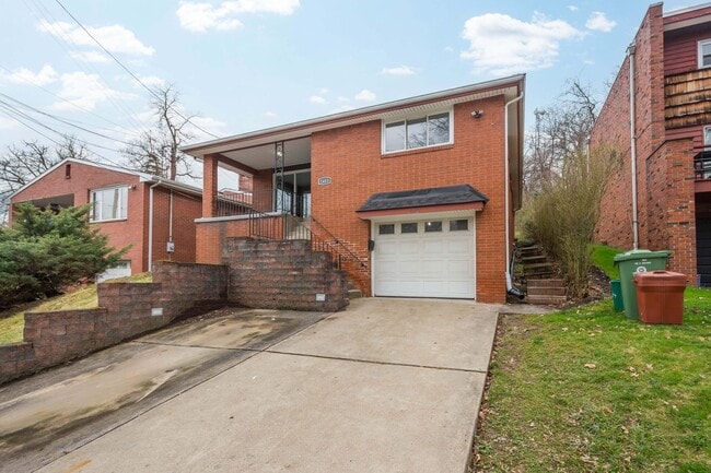 Photo - Stunning 3 bed, 2 bath home in East Hills available August 1!