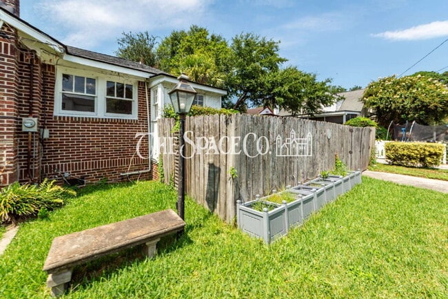 25 8th Ave