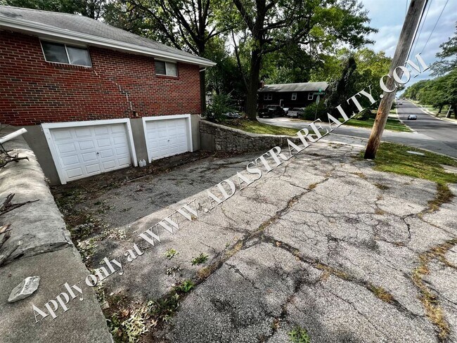 Photo - 2 Bed, 1 Bath Duplex in Overland Park-Avai...