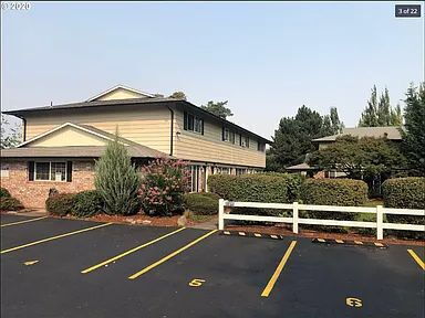 Available Now! Pet-Friendly 2 Bed/ 1.5 Bath with Patio & Parking