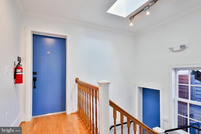 Building Photo - 221 S Alfred St Unit 3B