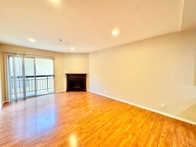 Photo - 8722 Burton Way Unidad 207