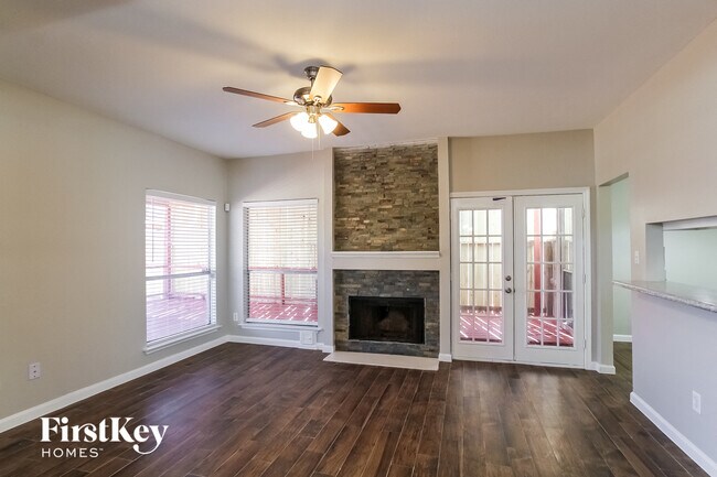 Photo - 800 Charles Pl