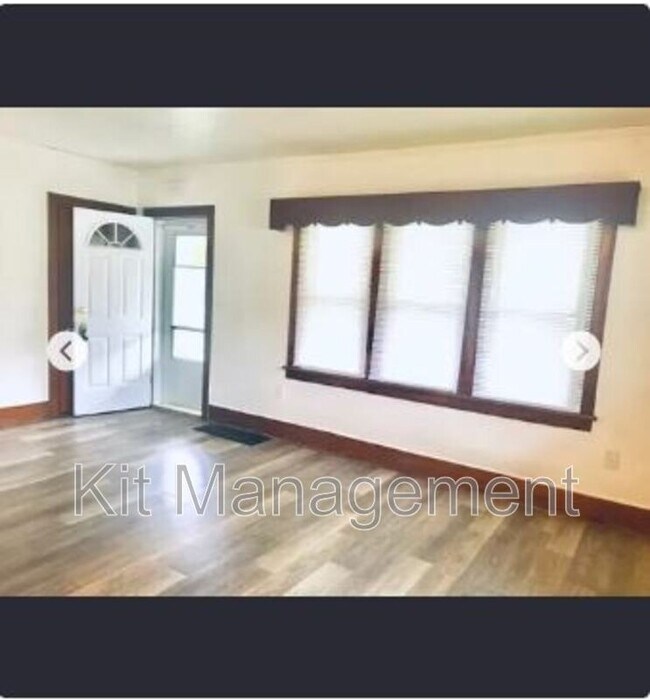 Charming 2-Bed Bungalow with Garage & Yard on Atlantic Ave – Toledo’s Best Value!